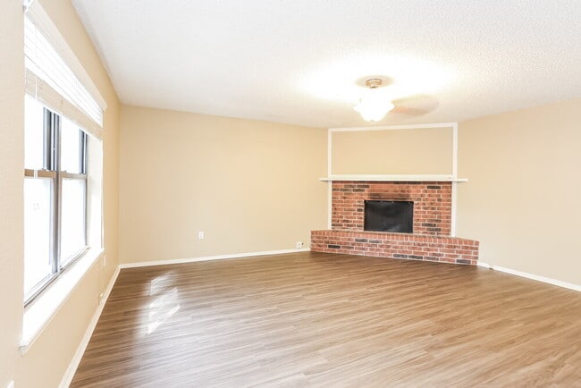Building Photo - 501 Ramblin Oaks Dr