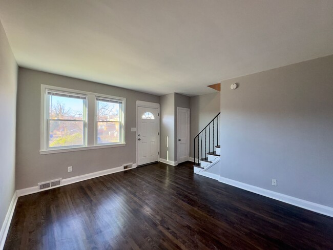 Building Photo - Charming 2-Bedroom Townhome with Modern Am...