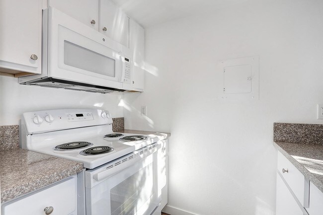 Kicthen Stove & Microwave - 5105 24th St