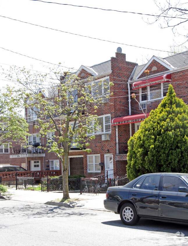 Building Photo - 670 E 84th St