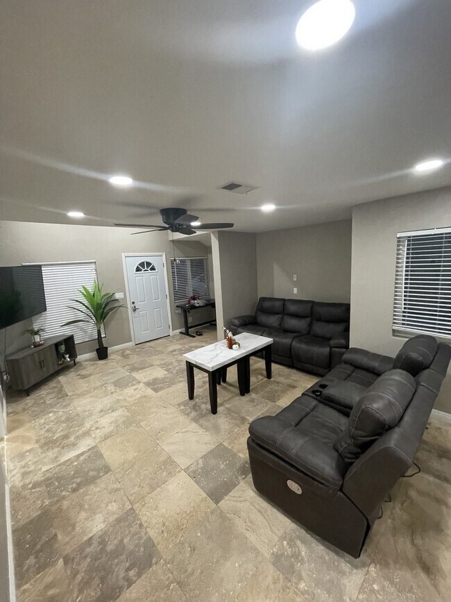 Sala de estar - 1317 Marline Ave