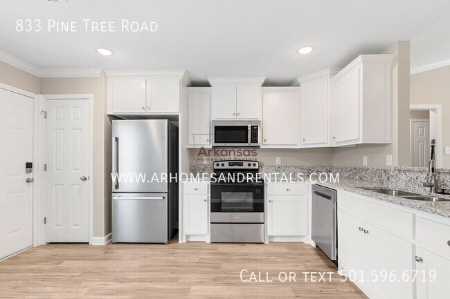 Foto del edificio - 833 Pine Tree Rd