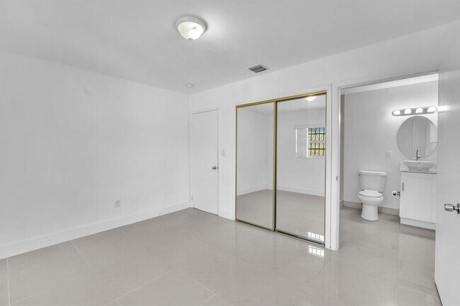 Foto del edificio - $3,300MONTHLY;17115 NW 12TH CT MIAMI, FL
