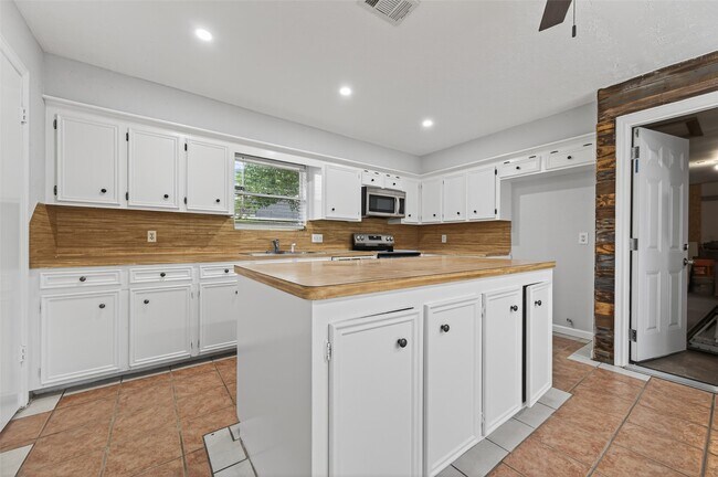 Foto del edificio - 6102 Crakston St