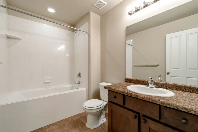 Foto del edificio - Amazing 2 Bed - 2.5 Bath Townhome in West Haven! Available NOW!