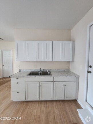Building Photo - 705 Satsuma Ave
