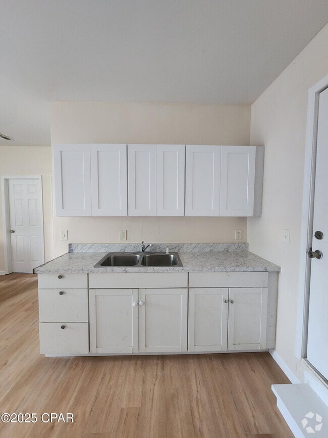 Building Photo - 705 Satsuma Ave