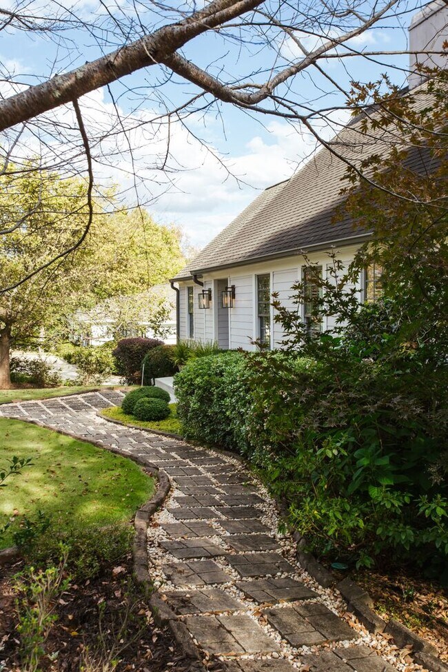 Building Photo - Charming Five Points Home Available Now!