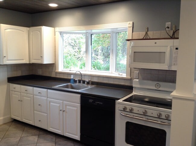 kitchen - 25 Mapleshade Ave