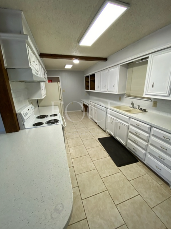 Building Photo - 4 bedroom, 2 bath, Covered Parking - $1,49...