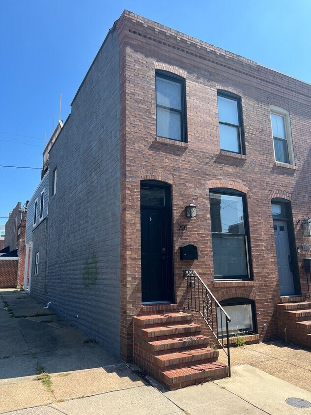 Foto principal - Charming 2 Bedroom/3 Bathroom Townhome in ...