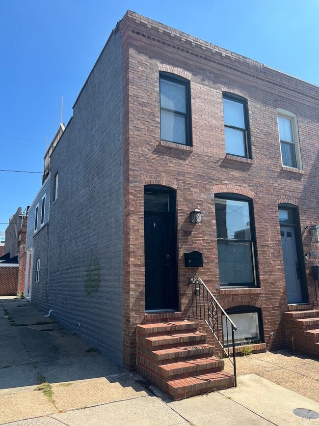 Building Photo - 701 S Glover St