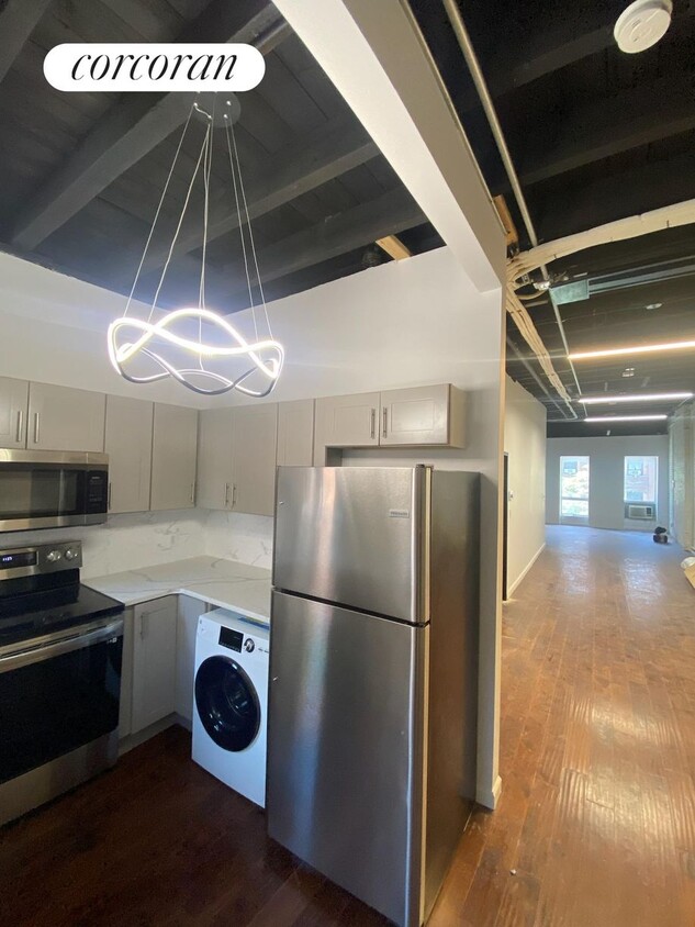 Foto principal - 331 W 51st St
