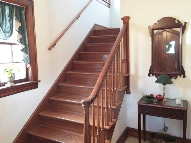 Building Photo - Raleigh Court Triplex