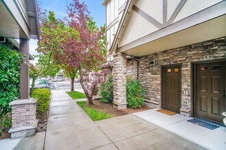 Building Photo - 965 NE Wheelock Pl