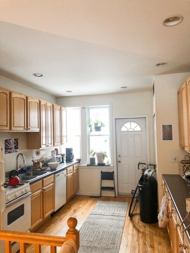 Building Photo - 2109 W Schiller St