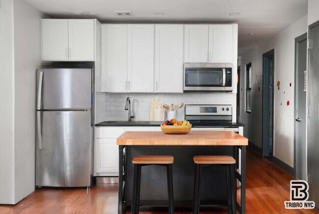 Foto del edificio - 4 bedroom in Brooklyn NY 11238