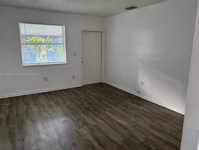 Foto del edificio - 2520 NE 181st St