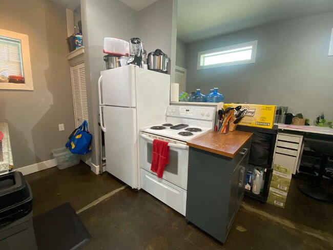 Building Photo - Quiet, Cozy Studio Home Located in York Ne...