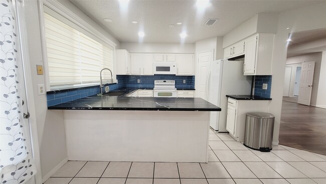 Foto del edificio - 16002 Maple Acres Ct