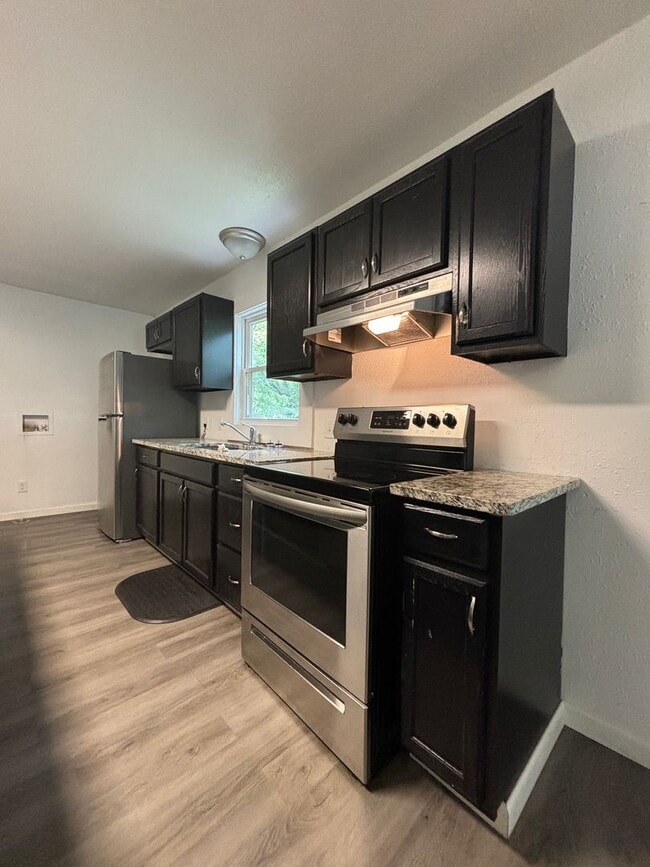 Building Photo - 3 bedroom 2 full bathroom home