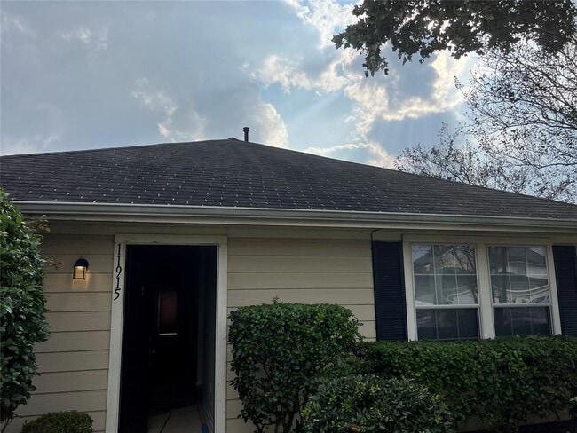 Building Photo - 11915 Chanteloup Dr