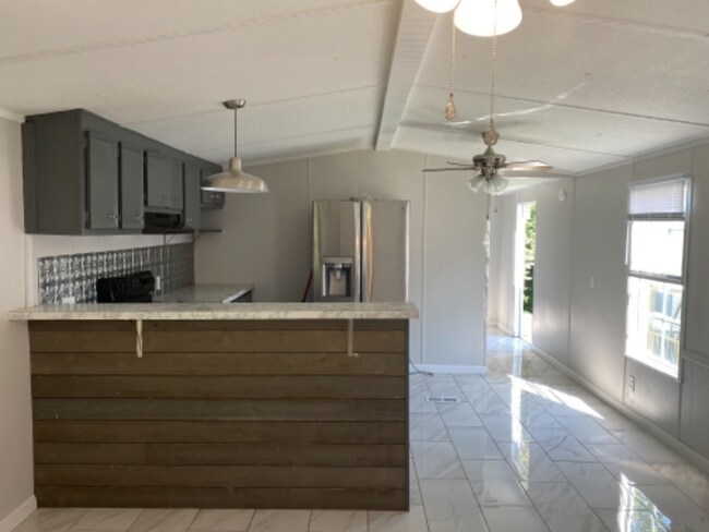 Foto del edificio - 833 Lovell Rd