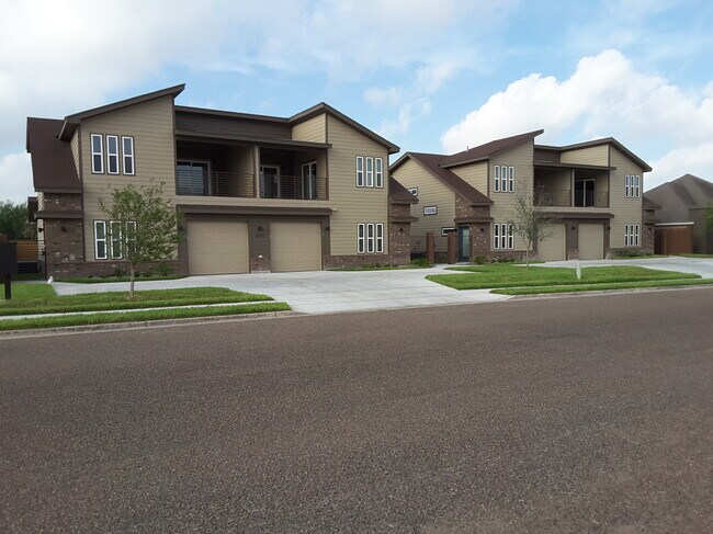 Building Photo - 1000 E Daffodil