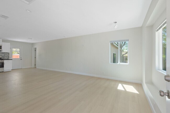 Foto del edificio - Newly Remodeled 3BD Home Near CSUN with Private Yard