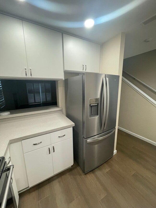 Building Photo - $3190 -- Beautifully Remodeled Townhome in...