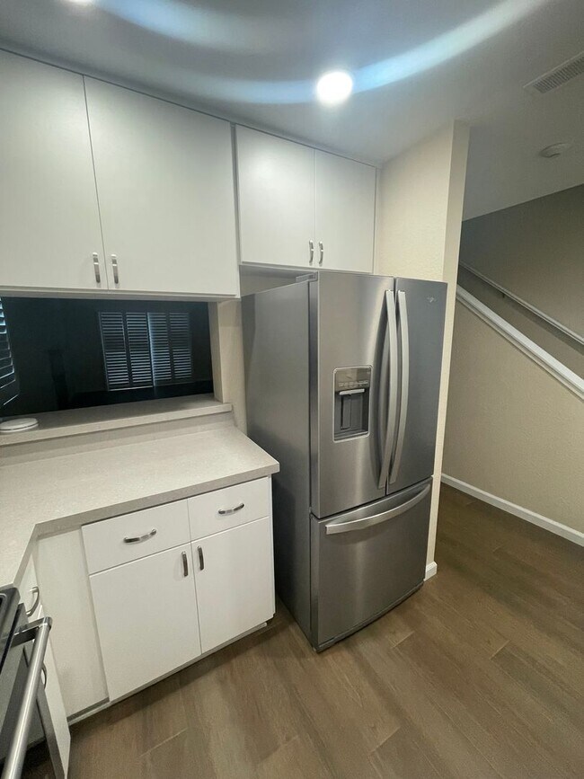 Foto del edificio - $3190 -- Beautifully Remodeled Townhome in...