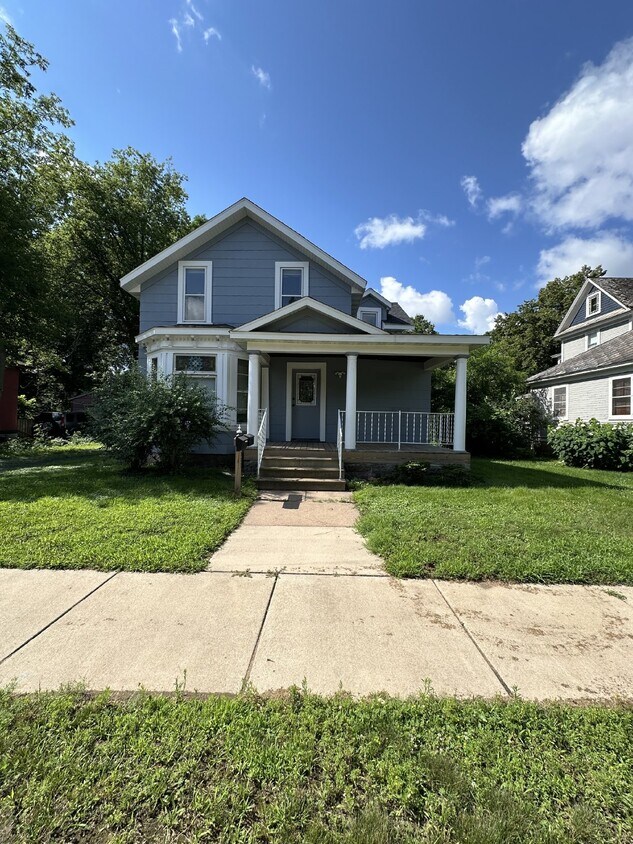 Primary Photo - FREE OF SECURITY DEPOSIT 2 bed 1 bath righ...