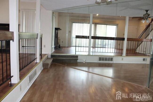 Foto del edificio - 3 Westgate Dr