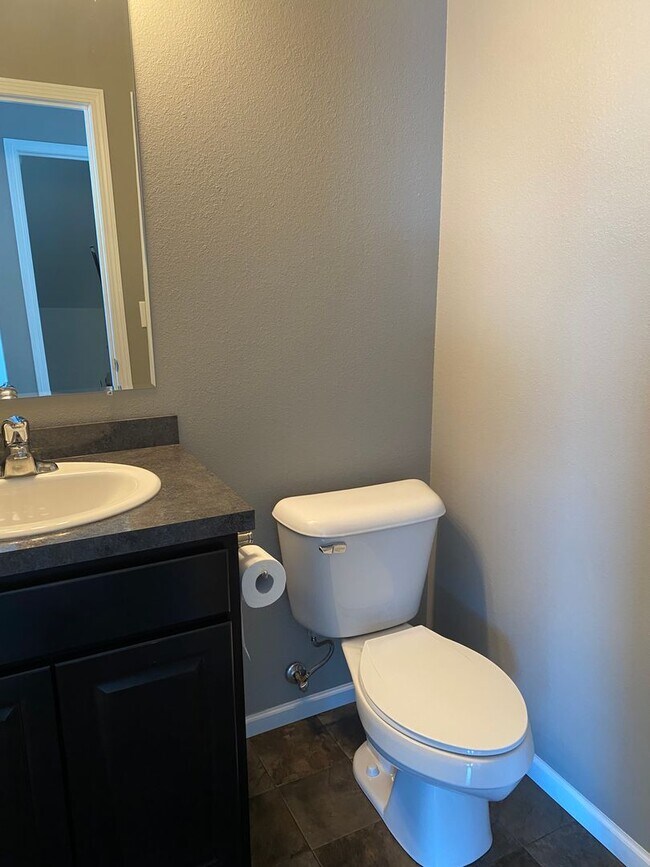 Building Photo - 3 Bedroom Townhome Located in SE Minot!