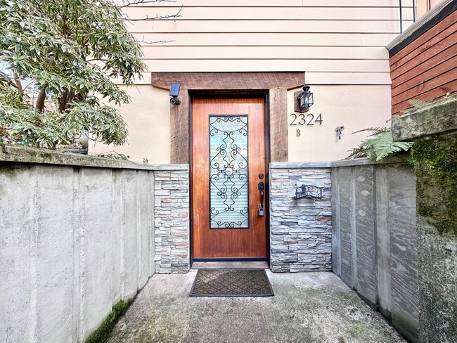 Building Photo - One Bedroom Apartment Located in a Quiet Two-Unit Home in North Portland!