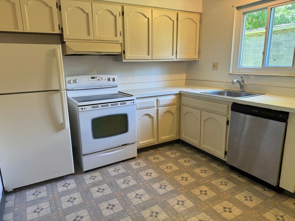 Primary Photo - Euclid 2 Bedroom Townhome