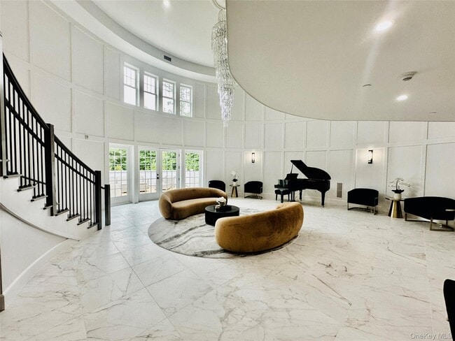 Building Photo - 585 Main St