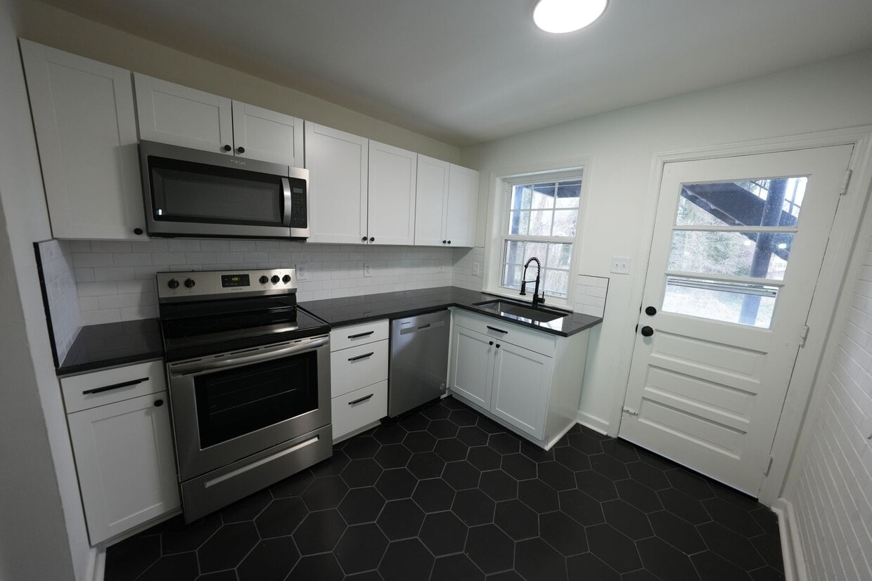 Primary Photo - 1640 W Northwest Blvd