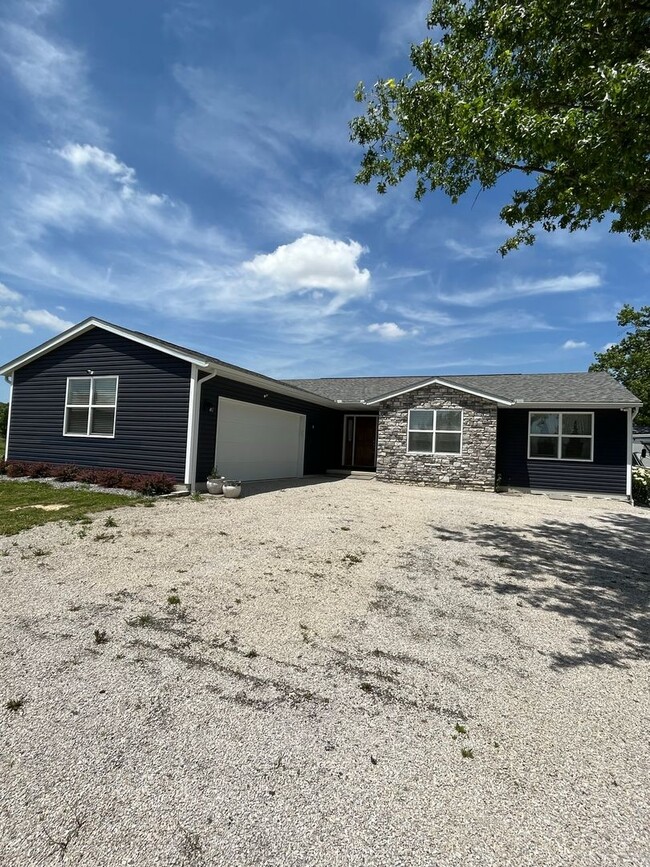 Building Photo - Charming Rural Retreat in Richwood- Fiber Internet Included!