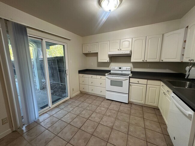 Foto del edificio - Updated 3 Bedroom Townhome in North Tahoe Park