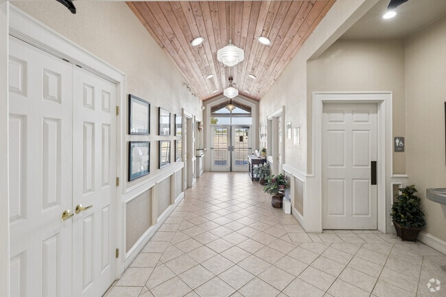 Lobby & Leasing Office - Kingsland Trails
