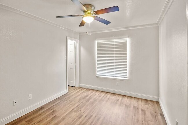 Building Photo - 1075 Wood Stream Dr