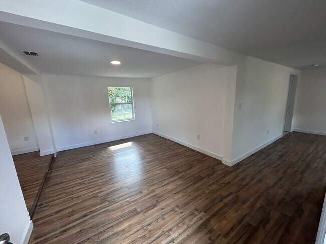 Building Photo - 121 E Coleman Cir