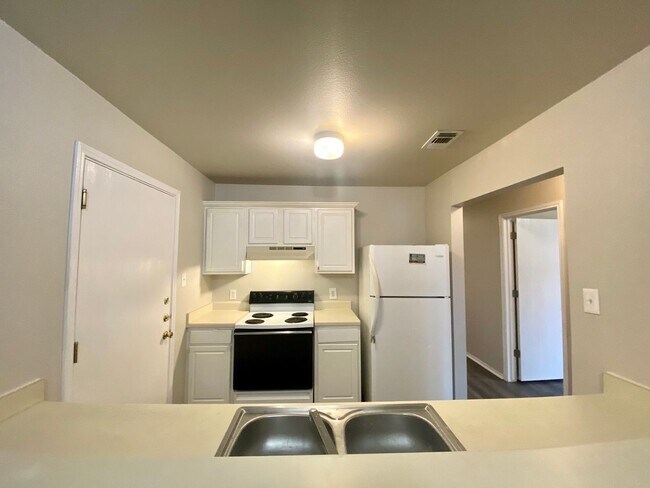 Building Photo - 3 BEDROOM 2 BATH W/1 CAR GARAGE AVAILABLE ...