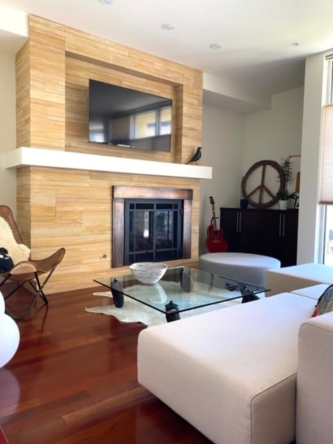 Gas fireplace in living room - 1155 Canyon Blvd