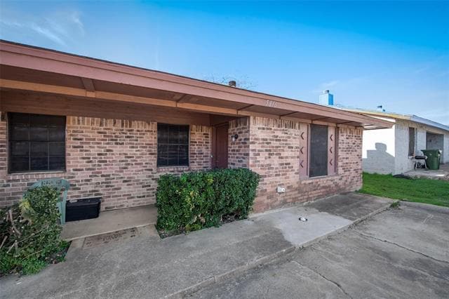 Foto del edificio - 5816 Tinsley Dr