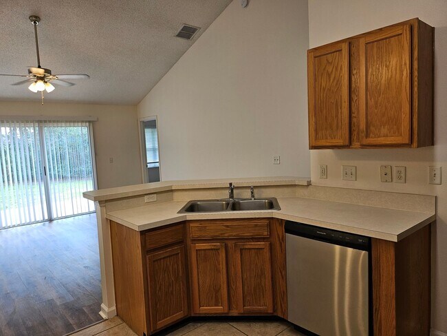 Foto del edificio - $1550 - 3/2/1 - Great Location Duplex B Section