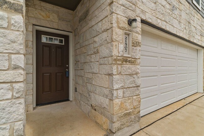 Building Photo - 3 Bedroom/3.5 Bath The Preserve At the Dom...