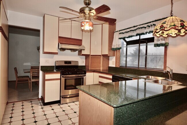 Building Photo - 2205 Pontiac Cir
