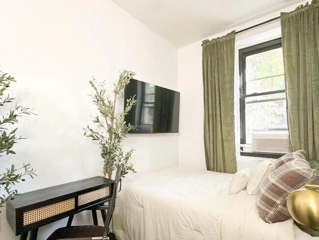 Foto del edificio - Furnished room/NOT APARTMENT